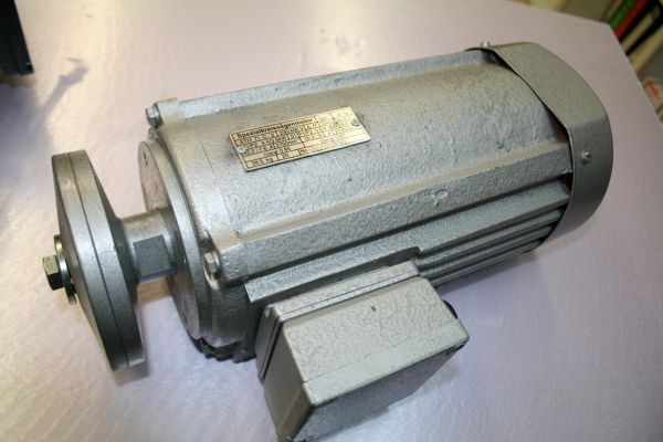 Drehstrommotor als Kreissägemotor, elprom ATH 71 C-2, 4,30KW, 9,2A, 230/400V, 2700U/min, Ersatzmotor für Kreissägen, Kippsäge, Kreissäge, Tischkreissäge, Kappsäge, Brennholz, Schreiner, Bauer Drehstrommotor als Kreissägemotor, elprom ATH 71 C-2, 4,30KW, 9,2A, 230/400V, 2700U/min, Ersatzmotor für Kreissägen, Kippsäge, Kreissäge, Tischkreissäge, Kappsäge, Brennholz, Schreiner, Bauer